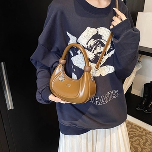 Braune Halbmond-Ledertasche mit verstellbarem Riemen und goldenem Logo-Schild