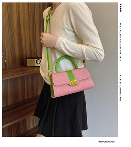 Detail einer pink-grünen Handtasche mit Color-Blocking und goldenem Drehverschluss