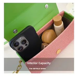 Detailansicht der Innenseite einer Kontrast-Box-Tasche mit Platz für Handy und Kosmetik