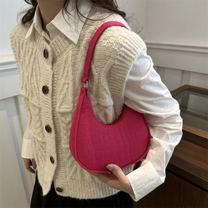 Fuchsia halve maan tas met krokodillenpatroon en gouden rits voor casual schoudergebruik