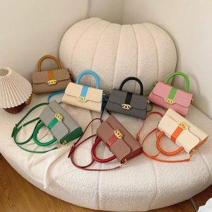 Modische Box-Tasche in mehreren Farben mit elegantem Metallverschluss und Schultergurt