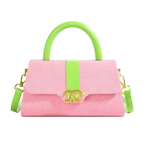 Modische Tasche im Farbmix-Design mit rosa Stoff und grünem Ledergriff und Gurt