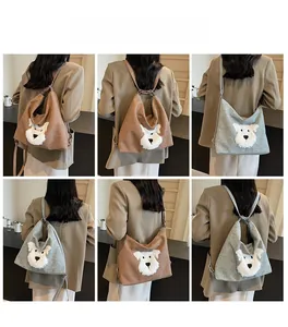 Six vues d'un sac fourre-tout chiot en peluche montrant des bretelles de sac à dos polyvalentes