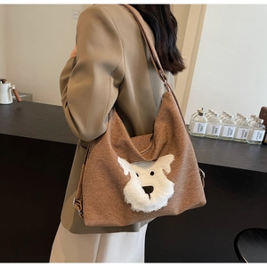 Sac fourre-tout en toile marron avec patch chiot en peluche blanche et bandoulière