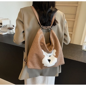 Vue de style de vie d'un sac cabas en tricot marron avec un motif chiot en peluche
