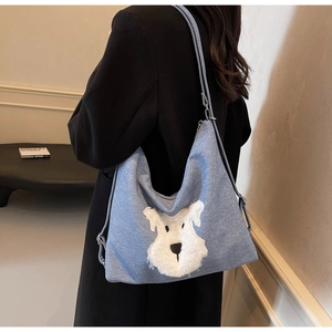 Détail du sac fourre-tout en denim bleu avec patch chien en peluche 3D et grande capacité