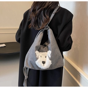Détail du patch de chien en peluche gris et de la texture du tissu sur le sac