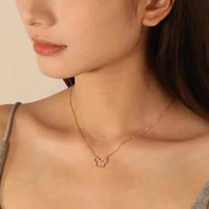 Collier élégant avec pendentif papillon doré et zircons pour femmes chic