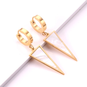 Boucles d'oreilles triangles dorées avec incrustation de nacre et fermoir en acier