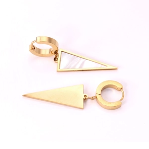 Détail de boucles d'oreilles triangles dorées avec incrustation en nacre et acier