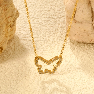 Élégant collier pendentif papillon doré avec oxydes de zirconium blancs sur chaîne fine