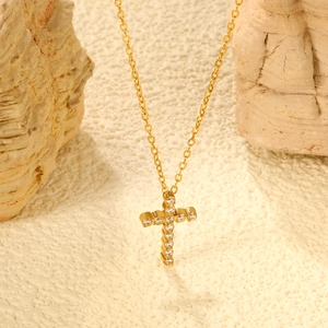 Détail du collier croix plaqué or avec pavé de zircons blancs et maillons fins