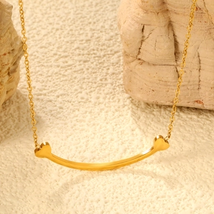 Collier minimaliste en acier inoxydable plaqué or 18 carats avec pendentif incurvé