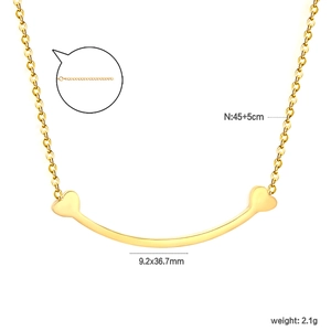 Collier minimaliste plaqué or 18k avec pendentif incurvé et petits détails en cœur