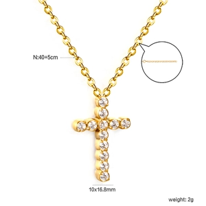 Détail du pendentif croix avec zircons blancs et chaîne en or réglable de qualité