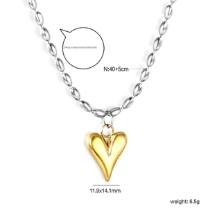 Dettagli del ciondolo a cuore in oro 18k con dimensioni e catena regolabile