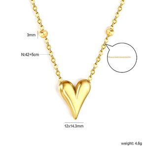 Collana minimalista con ciondolo a cuore dorato e catena a sfere su sfondo bianco