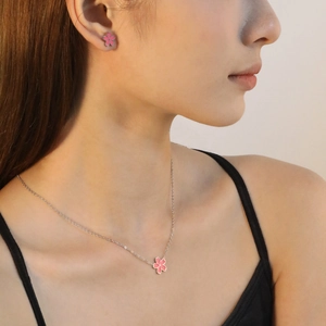 Set di gioielli fiori di ciliegio in smalto rosa con collana e orecchini abbinati