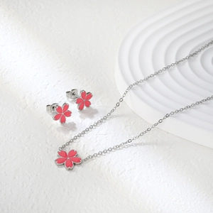 Vista dettagliata della collana con fiori di ciliegio rosa e orecchini coordinati