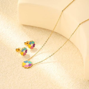 Dettaglio di un set di gioielli con fiori di ciliegio colorati e ciondoli smaltati
