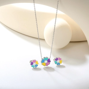 Dettaglio della collana e degli orecchini a fiore di ciliegio con petali in smalto colorato