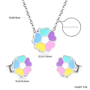 Parametri dimensionali del set collana e orecchini con fiori di ciliegio colorati