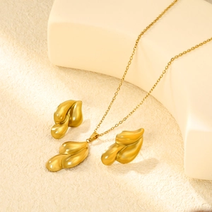 Parure collier et boucles d'oreilles goutte d'or mat irrégulier sur support épuré