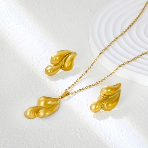 Parure de bijoux dorés mats avec collier fluide irrégulier et boucles d'oreilles