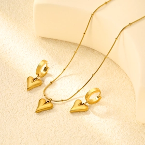 Parure de bijoux élégante dorée avec pendentif cœur, collier et boucles d'oreilles