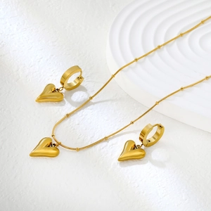 Ensemble bijoux collier et boucles d'oreilles cœur en acier inoxydable doré