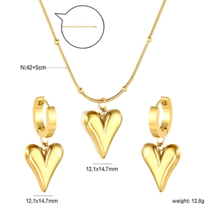 Parure de bijoux cœur doré avec collier et boucles d'oreilles sur fond blanc avec mesures