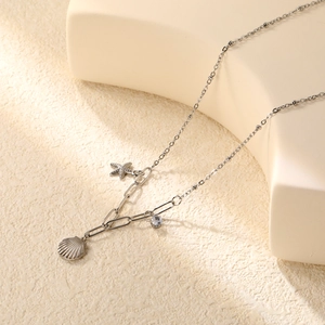 Collier argenté avec pendentif coquillage et étoile de mer en oxydes de zirconium