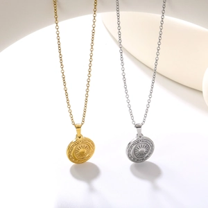 Colliers bohèmes avec pendentifs soleil et lune en or et argent sur présentoir