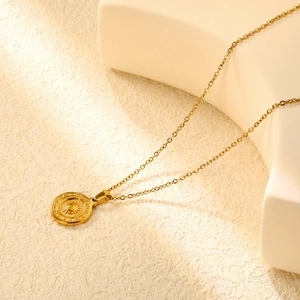 Collier en acier inoxydable plaqué or 18 carats avec pendentif soleil et symboles