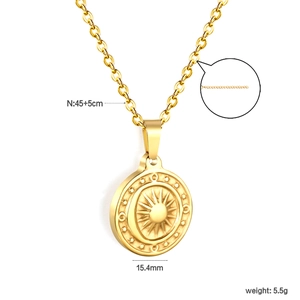 Gros plan du collier pendentif soleil et lune en or 18K avec dimensions détaillées