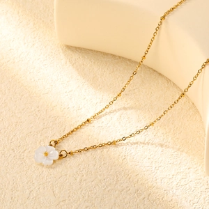 Collier en acier inoxydable doré 18 carats avec pendentif fleur en nacre et perles d'or