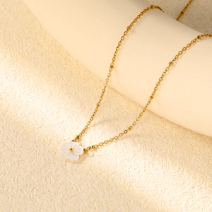 Détail de la chaîne à billes plaquée or 18K avec pendentif fleur en nacre blanche