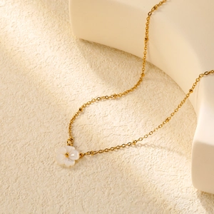 Collier chic en acier inoxydable 18K avec pendentif fleur en nacre et chaîne à billes