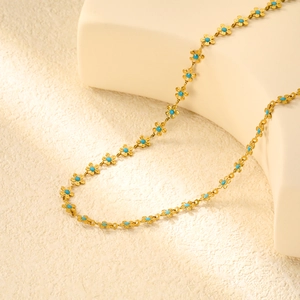 Collier élégant en acier inoxydable plaqué or 18k avec pendentifs fleurs en émail bleu