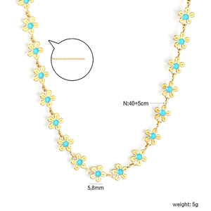 Collier en acier inoxydable plaqué or 18k avec breloques fleurs bleues et chaîne 40+5cm