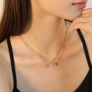 Collana in oro minimalista con pietre preziose rettangolari gialle, bianche e viola
