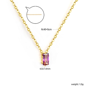 Dettaglio della collana dorata con ciondolo rettangolare viola e specifiche dimensionali