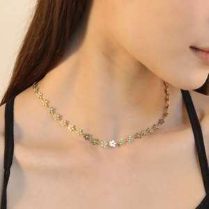 Collier en acier inoxydable plaqué or 18 carats avec perles fleurs bleues sur modèle