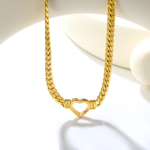 Gros plan sur le collier en acier doré avec un pendentif en forme de cœur évidé