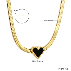 Collier maille serpent dorée avec pendentif cœur noir 11,5x10,6mm et longueur de 40+5cm