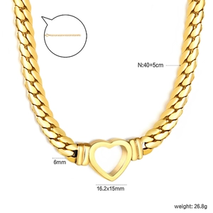 Vue détaillée du collier chaîne tressée dorée 6mm avec pendentif cœur 16,2x15mm et mesures