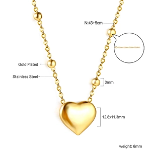 Dettaglio della collana con ciondolo a cuore in acciaio inossidabile placcato oro