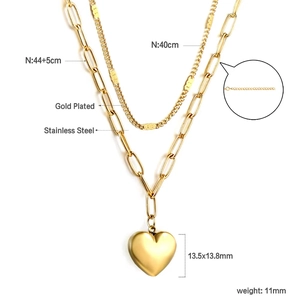 Détail d'un collier cœur double couche en acier doré avec chaîne à trombones