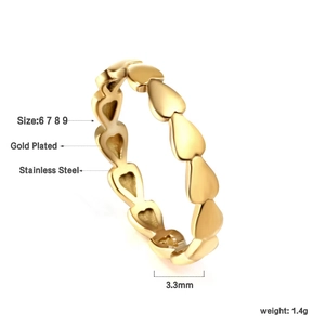 Détail d'une bague en acier inoxydable plaqué or 3,3 mm avec motif de maillons en cœur