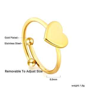 Détail d'une bague cœur de 8,5 mm en acier inoxydable plaqué or avec taille ajustable